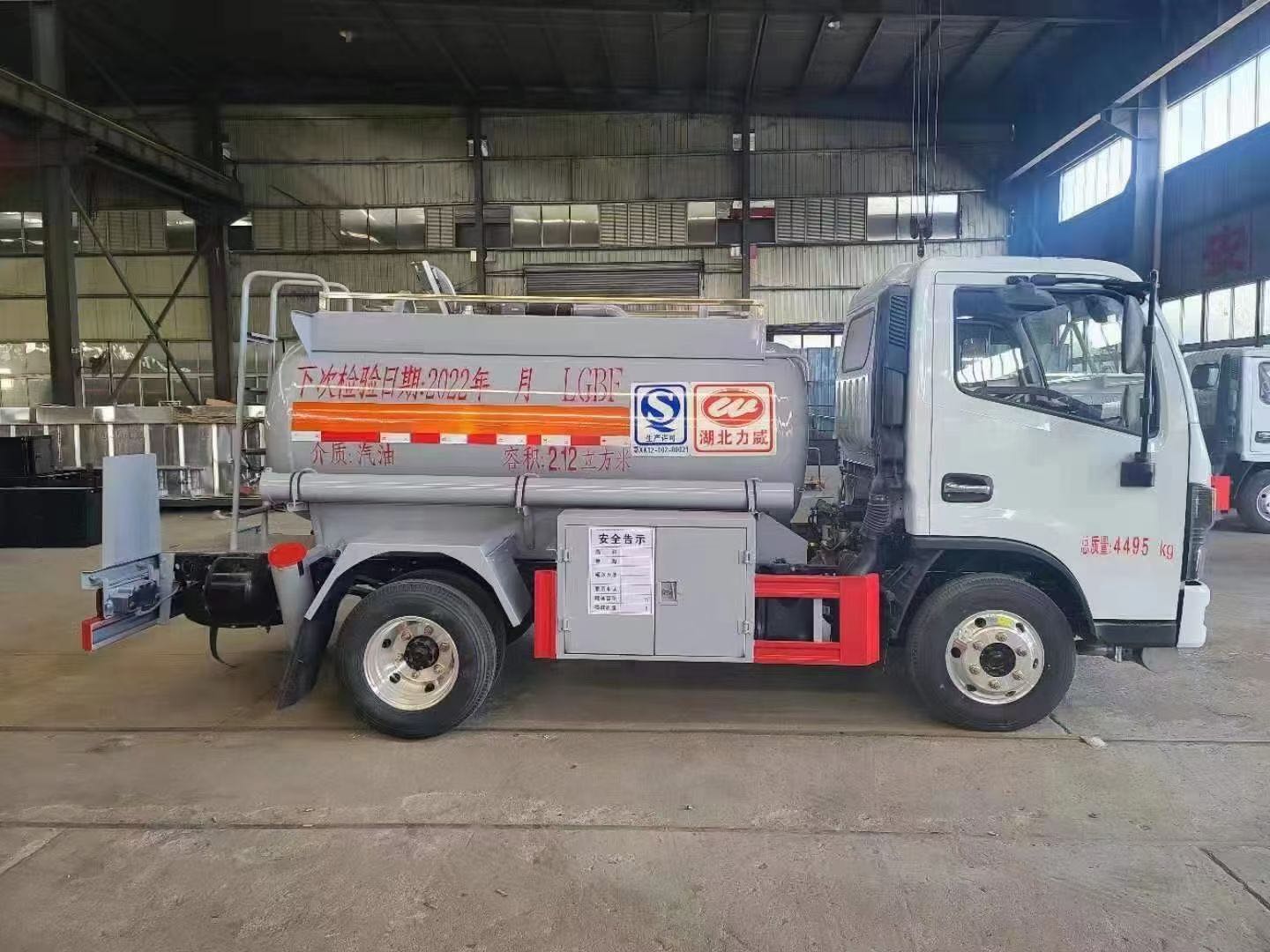力威国六小蓝牌2.12方油车