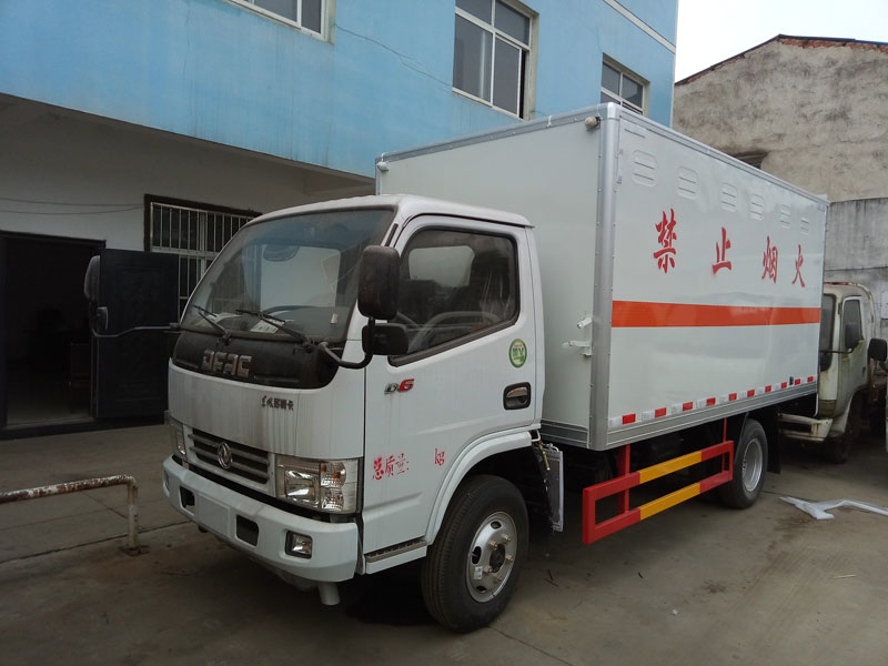 多利卡4.1米(蓝牌)腐蚀品厢式车