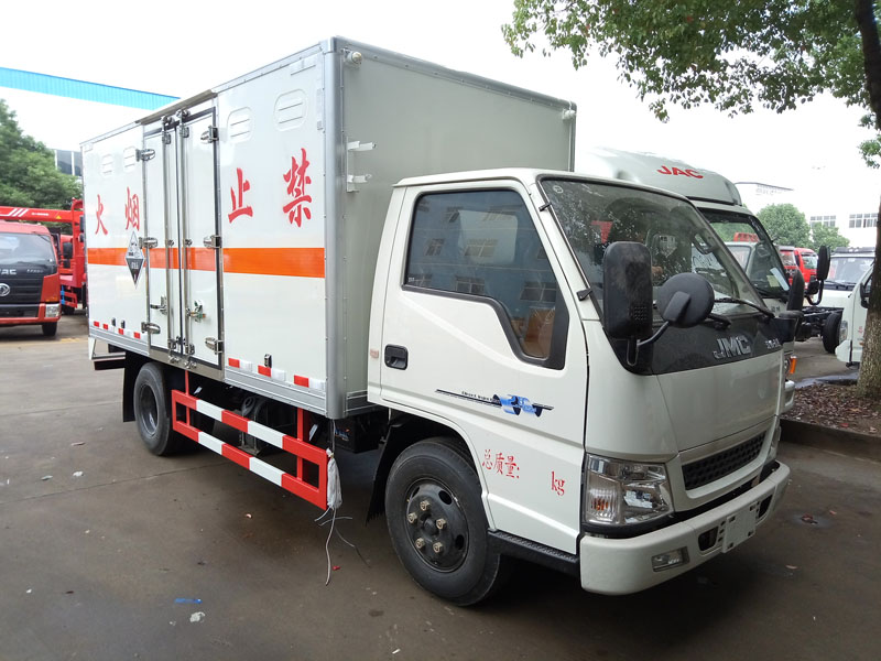 江铃4.2米(2.6吨)腐蚀品厢式车