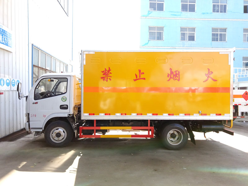 多利卡4.1米(3.4吨)腐蚀品厢式车